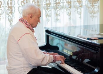 Primăvara începe cu Eugen Doga. Șefa statului a felicitat cetățenii, dar și pe compozitor
