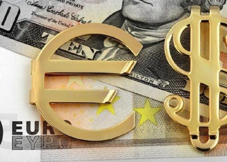 Sfârșitul săptămânii aduce creșteri ale euro și dolarului