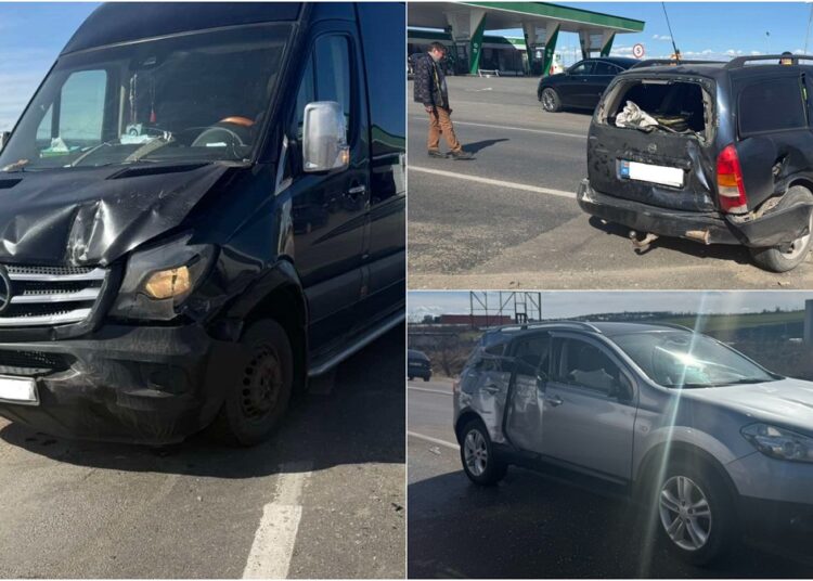 FOTO // Trei autoturisme s-au ciocnit în apropiere de Bălți. Doi copii și mama lor, transportați la spital
