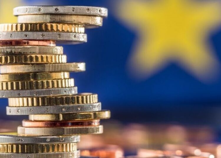 Scădere ușoară pentru euro, creștere pentru dolar