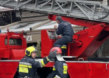 Incendiu de amploare în capitală. Peste 100 de salvatori au luptat cu flăcările care au cuprins un restaurant