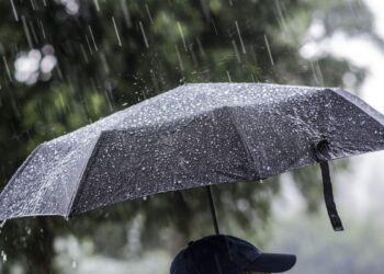 Vânt moderat și ploaie ușoară în nord. Temperaturile ajung la 17°C