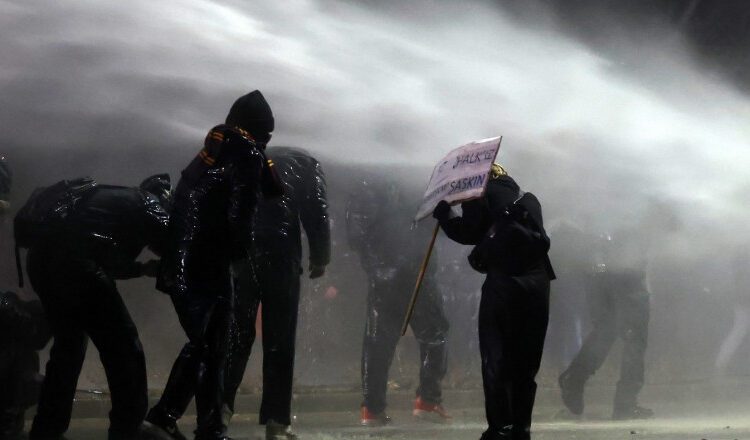 FOTO/VIDEO // A doua noapte de proteste în Turcia, după arestarea primarului Istanbulului. Care sunt efectele asupra situației economice a țării