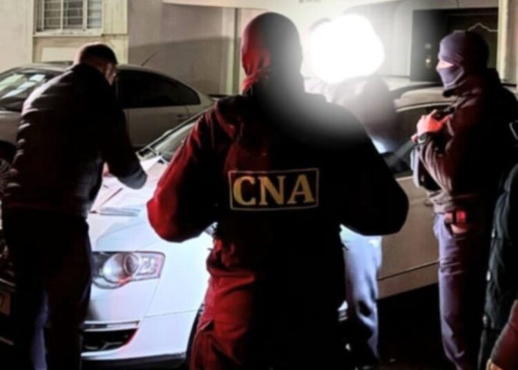 Un polițist din capitală, reținut cu o mită de 1000 de euro