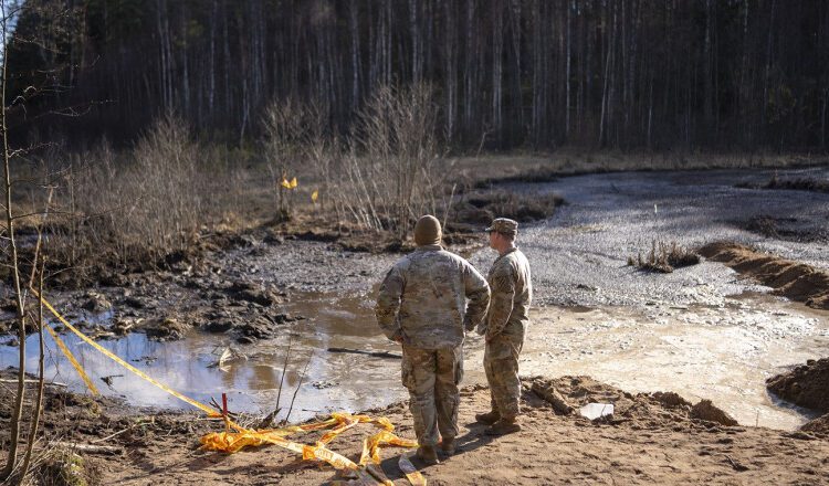 După patru zile de căutări, soldații americani dispăruți în Lituania încă nu au fost găsiți. Vehiculul lor a fost descoperit scufundat