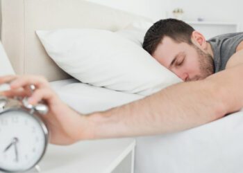 În această noapte se schimbă ora. Mâine va fi cea mai scurtă zi din an