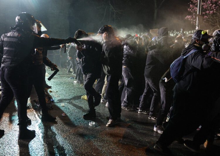 FOTO // A cincea noapte de proteste masive în Turcia. Forțele de ordine au folosit gaze lacrimogene, gloanțe de cauciuc și tunuri cu apă