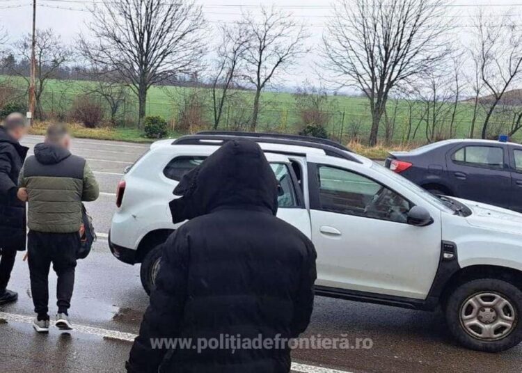 VIDEO // Soțul unui procuror din Chișinău, reținut în România pentru furtul mai multor Range Rover-uri