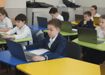Digitalizarea educației ajunge și în școlile primare. Elevii din 80 de școli vor susține testarea națională de la finalul clasei a IV-a pe calculator