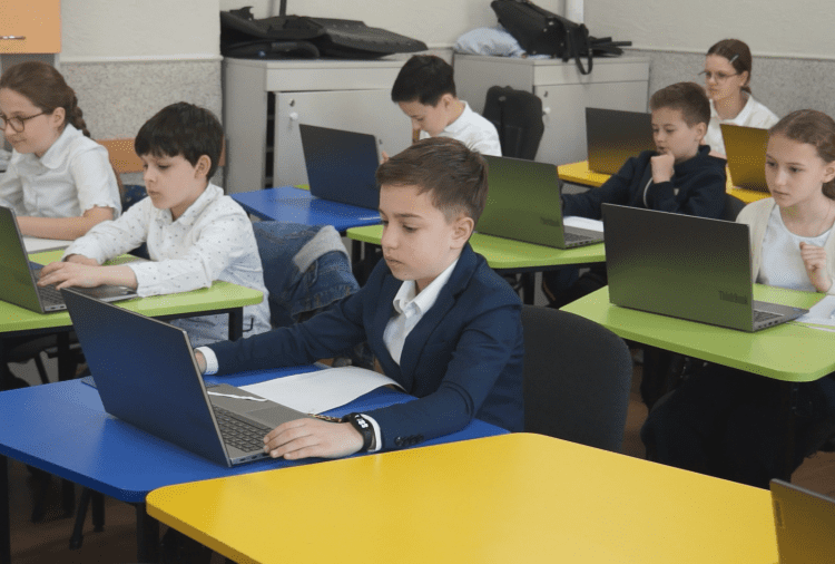 Digitalizarea educației ajunge și în școlile primare. Elevii din 80 de școli vor susține testarea națională de la finalul clasei a IV-a pe calculator