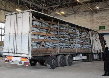 Un TIR plin cu țigări de contrabandă, depistat la Postul Vamal Costești