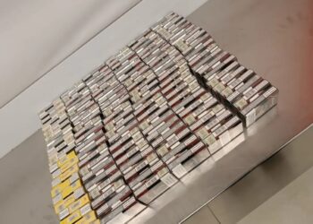 S-a pornit spre Amsterdam cu valiza plină cu țigări, dar a fost oprit la aeroport