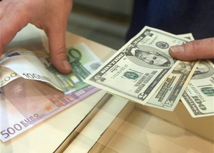 Curs valutar la sfârşit de săptămână. Dolarul continuă să scadă