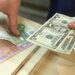 Curs valutar la sfârşit de săptămână. Dolarul continuă să scadă