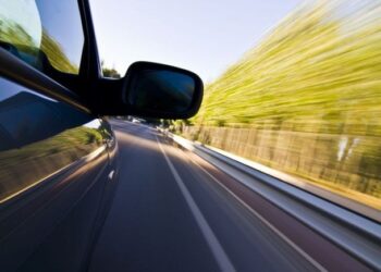 „Zbura” cu 215 km/h. Un tânăr de 23 de ani, tras pe dreapta