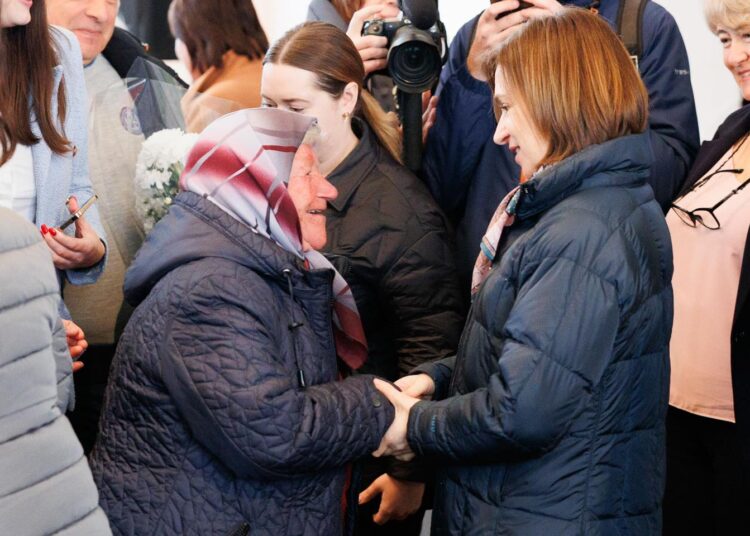 FOTO // Maia Sandu a discutat cu locuitorii satelor Coteala și Drepcăuți