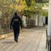 S-a trezit cu mascații la ușă. Un angajat al Direcției Învățământ Soroca, cercetat într-un dosar de trafic de influență