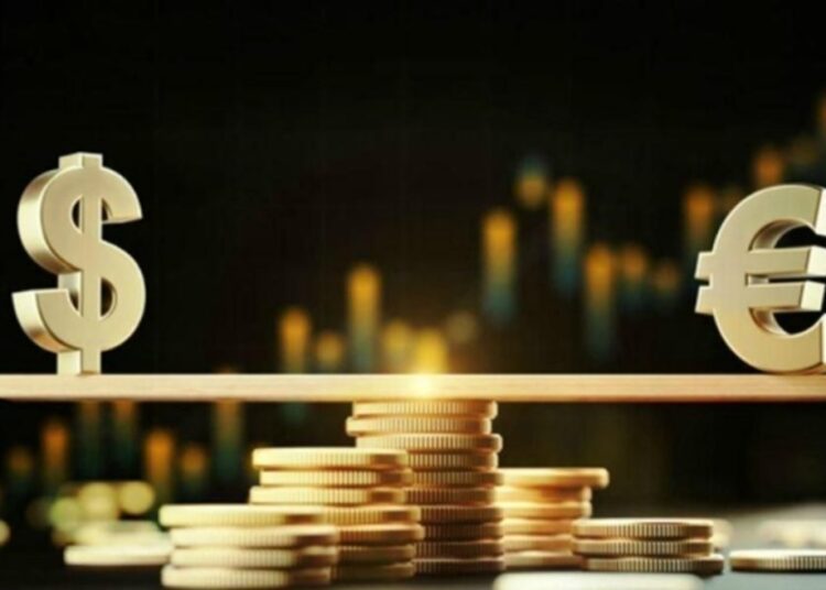 Valute în mișcare. Euro și dolarul câștigă teren