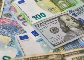 Euro și dolarul se scumpesc. Cum evoluează cursul valutar la începutul săptămânii