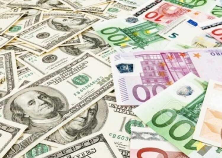 Dolarul prinde avânt, euro încetinește. Cursul valutar anunțat astăzi de BNM