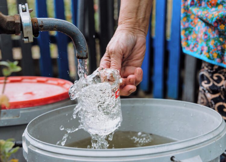 Criza de apă crește. Moldovenii consumă de două ori mai puțină apă decât prevăd normele