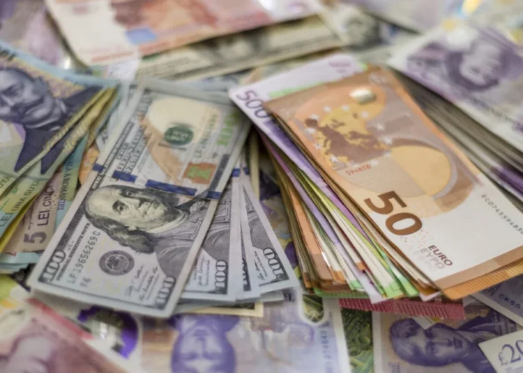 Modificări subtile pe piața valutară. Dolarul și euro își ridică ușor valoarea