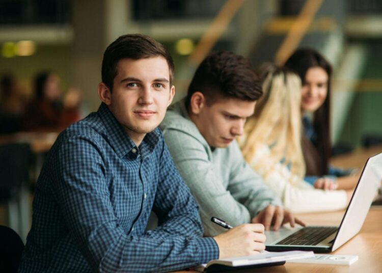 Elevii și studenții vor primi burse mai mari