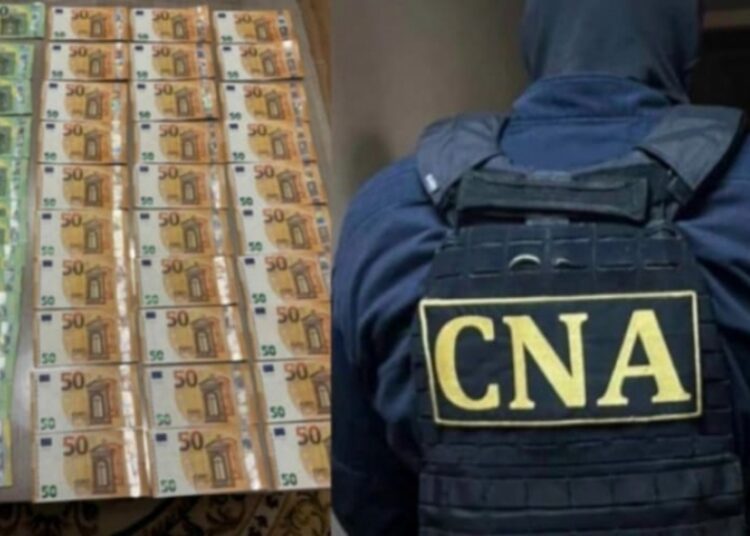 Doi polițiști și un intermediar, arestați pentru o mită de 60 000 de lei și sechestre de 11 mln. de lei. Sinteza CNA