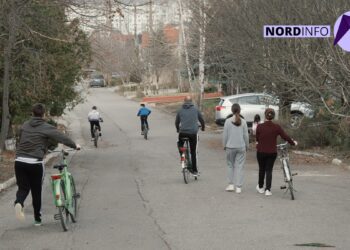 VIDEO // Au vrut să înfieze un copil, dar au adus acasă șapte, șase dintre care sunt frați. Află povestea familiei Ceban din Bălți