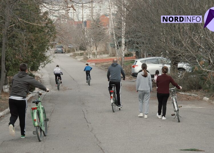 VIDEO // Au vrut să înfieze un copil, dar au adus acasă șapte, șase dintre care sunt frați. Află povestea familiei Ceban din Bălți