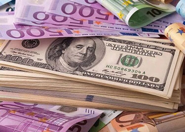 Mișcări pe piața valutară. Euro pierde teren, dolarul urcă