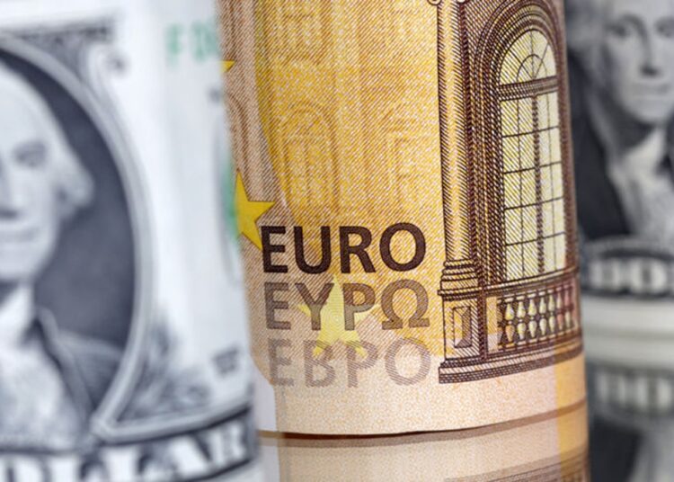 Monedele internaționale se prăbușesc treptat. Scăderi persistente ale dolarului și euro