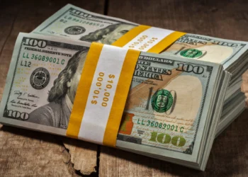 Dolarul cedează 41 de bani. Ce se întâmplă cu euro