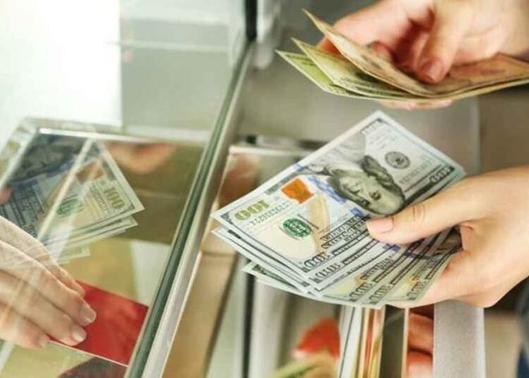 Dolarul coboară cu 38 de bani. Piața valutară începe săptămâna cu schimbări modeste