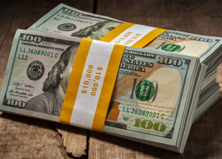 Dolarul cedează 41 de bani. Ce se întâmplă cu euro
