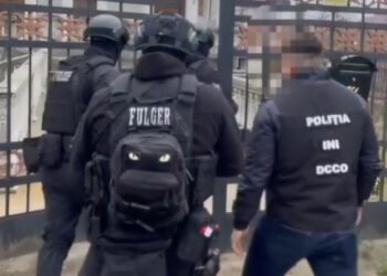 VIDEO // Tată și fiu din Ocnița, cercetați penal pentru șantaj: au cerut 130.000 de euro unui bărbat care voia să revină în casa părintească