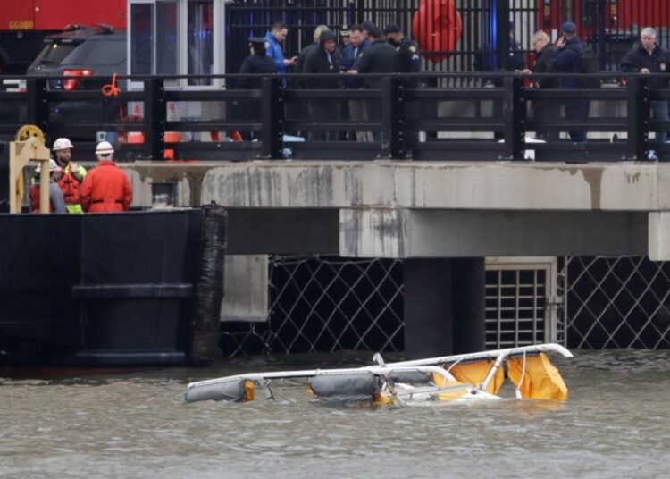 Şase morţi la New York, printre care trei copii, în urma prăbuşirii unui elicopter