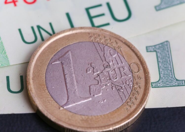 Schimbări minore pe piața valutară. Euro și leul românesc, în scădere
