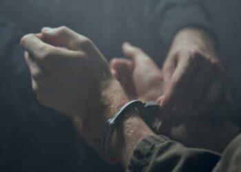 Un tânăr de 25 de ani va sta după gratii pentru că a agresat un polițist. Va plăti și prejudiciu moral