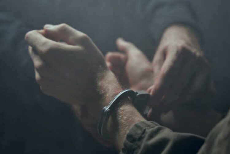 Un tânăr de 25 de ani va sta după gratii pentru că a agresat un polițist. Va plăti și prejudiciu moral