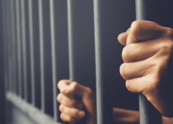 Un bărbat din nordul țării, condamnat la închisoare pentru mai multe infracțiuni, inclusiv pentru că a agresat sexual un alt bărbat