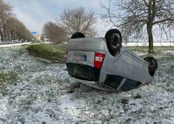 FOTO // Accident grav la Edineț. O șoferiță a derapat cu mașina de pe șosea și s-a răsturnat