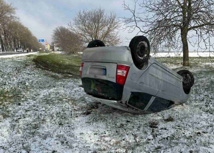 FOTO // Accident grav la Edineț. O șoferiță a derapat cu mașina de pe șosea și s-a răsturnat