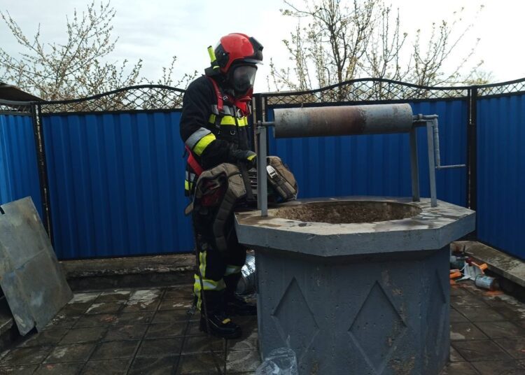 Спасатели помогли пожилому мужчине выбраться из колодца