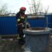 Спасатели помогли пожилому мужчине выбраться из колодца