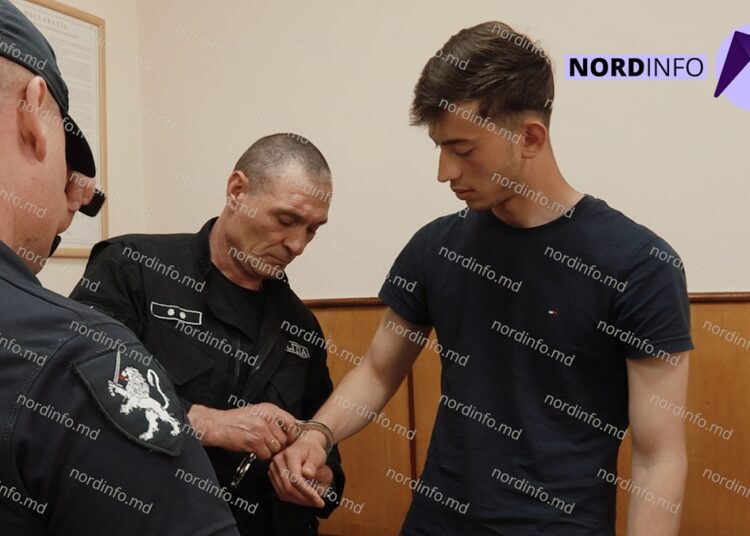 VIDEO EXCLUSIV // „Nu țin minte!”. Tânărul care ar fi omorât o bătrână de Paști, în fața magistraților