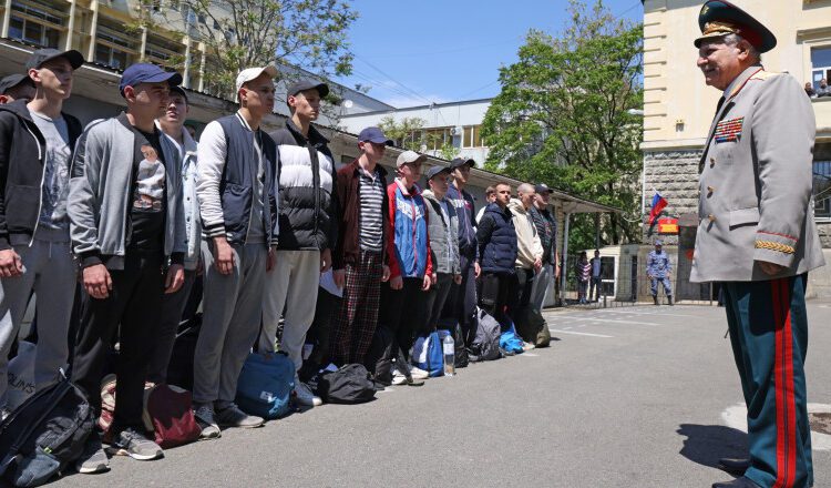 Putin a ordonat cea mai mare recrutare de primăvară din ultimii 14 ani: 160.000 de ruşi, chemați sub arme