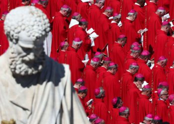 FOTO // Cardinalii se întâlnesc la Roma pentru stabilirea conclavului. Cine participă și cum va avea loc votul