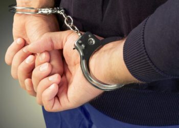 FOTO // Un bărbat care se afla în cǎutare națională, reținut de polițiștii din Soroca. Ce avea la el