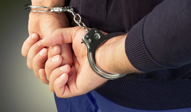 FOTO // Un bărbat care se afla în cǎutare națională, reținut de polițiștii din Soroca. Ce avea la el